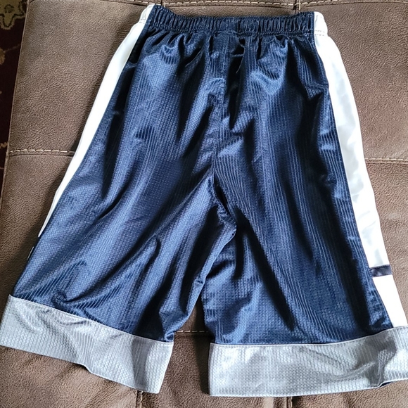Boys Nike Shorts - Large - Picture 3 of 4